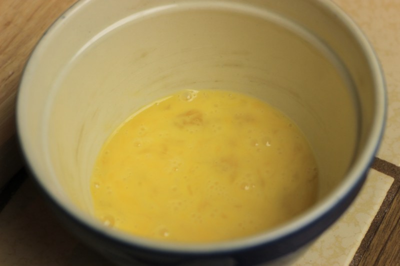 Whisk up the eggs.